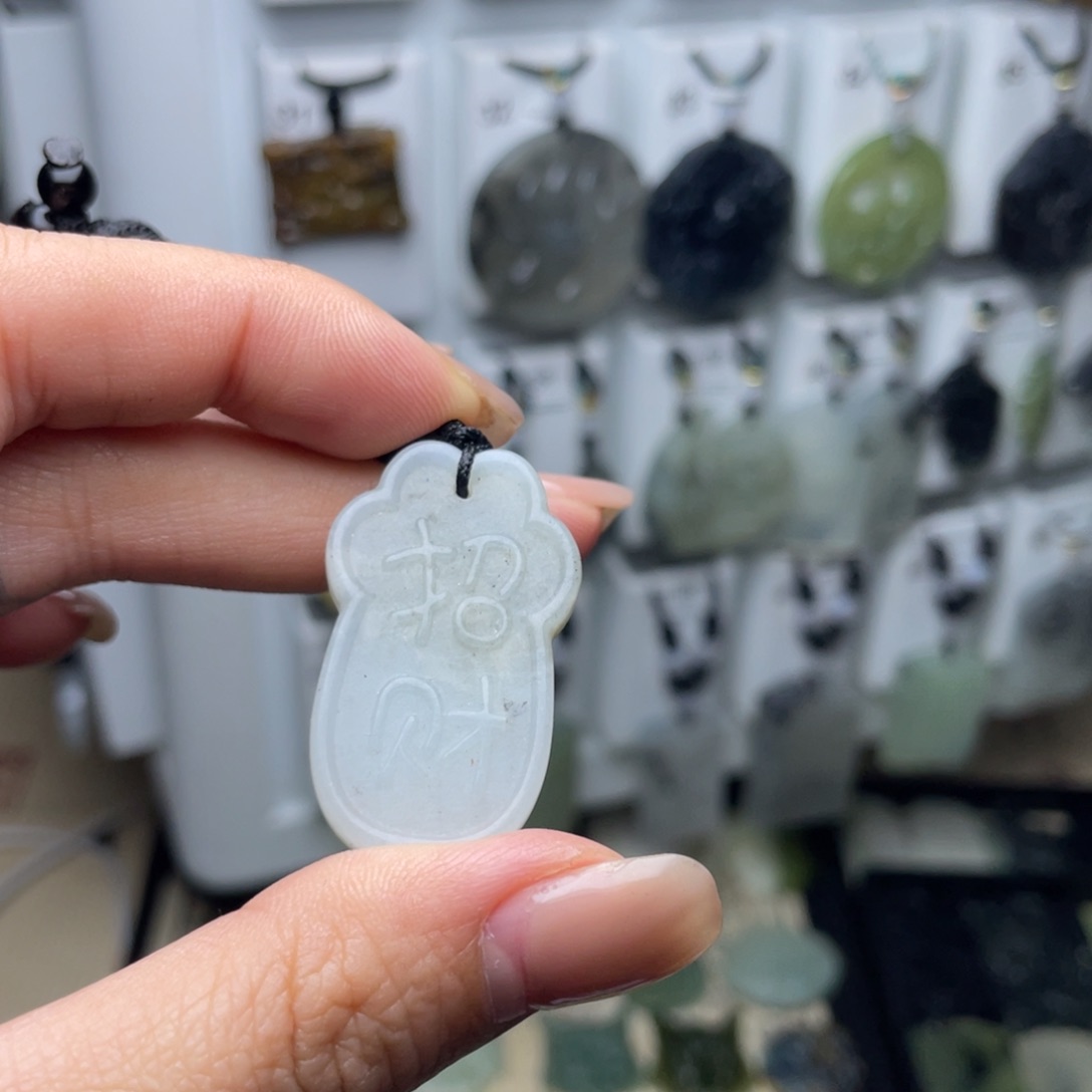 岫玉未镶嵌颈饰猫爪