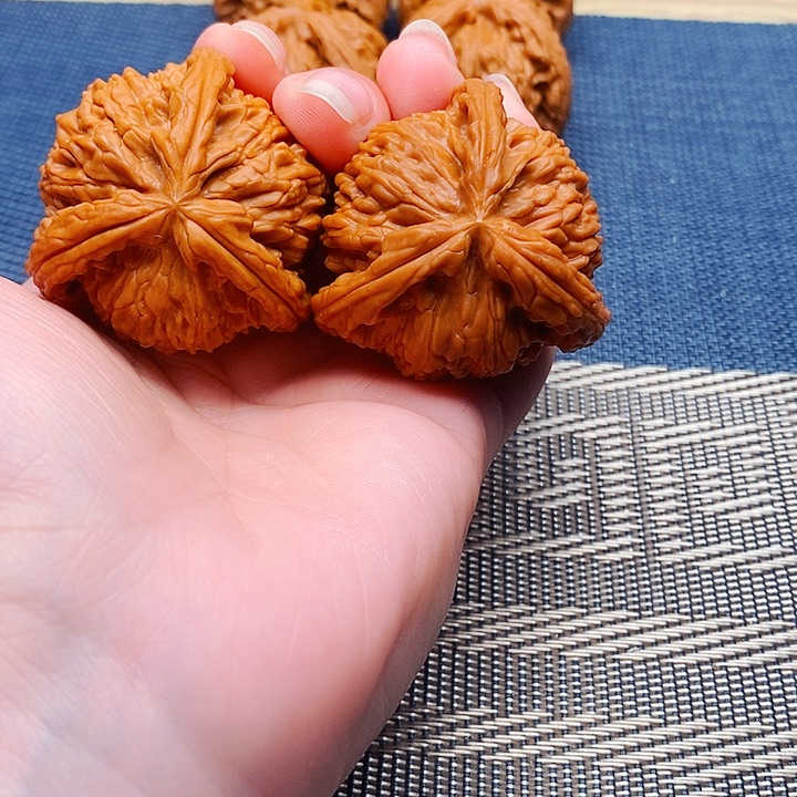 竹***士文玩核桃吊坠三棱