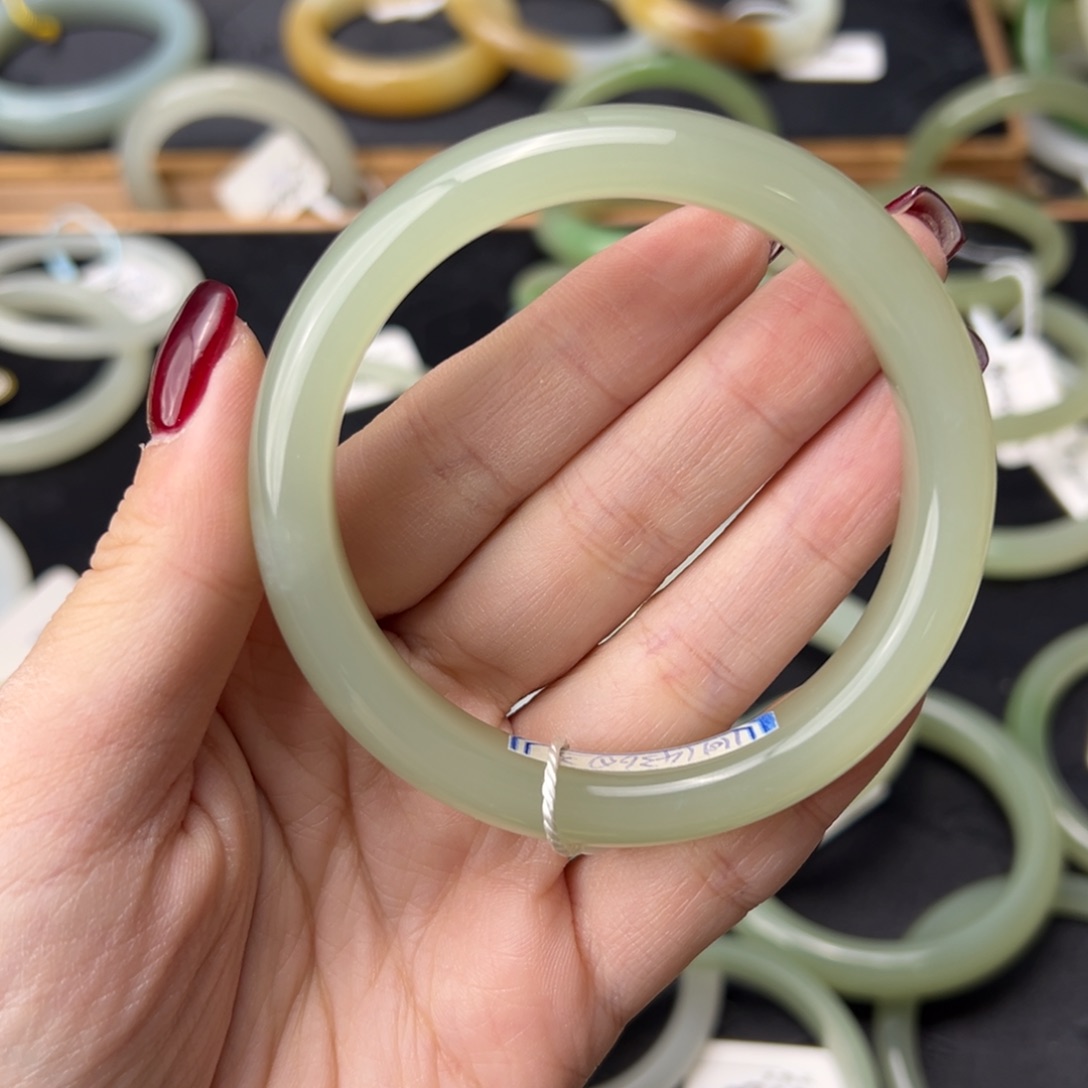 和田玉手镯未镶嵌星*