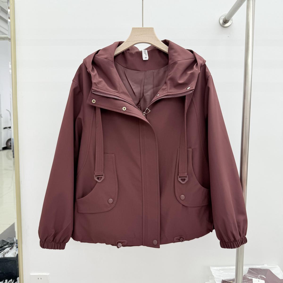 50多岁新款妈妈休闲外套春秋2025新款今年流行时尚连帽女装春装女