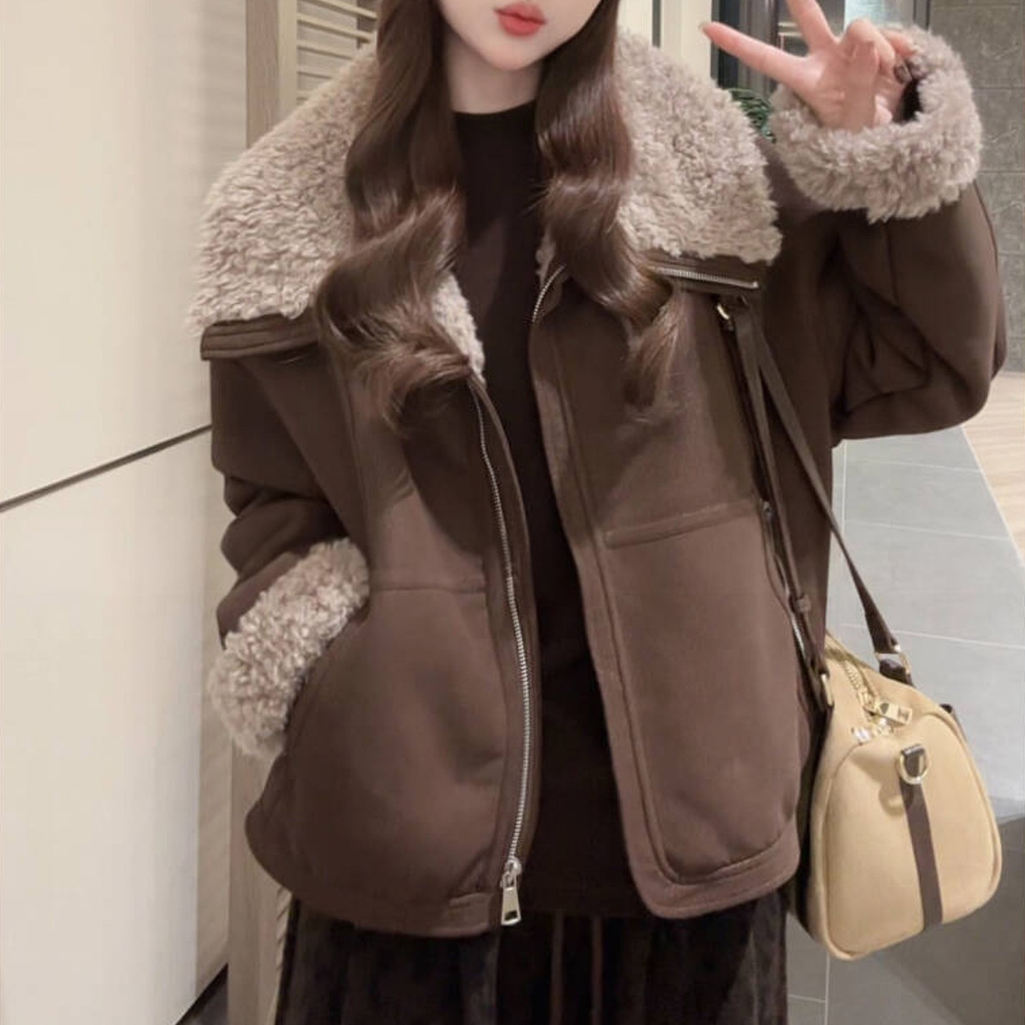 2025年新款冬季时尚气质风百搭韩版减龄宽松显瘦加毛毛短款外套女