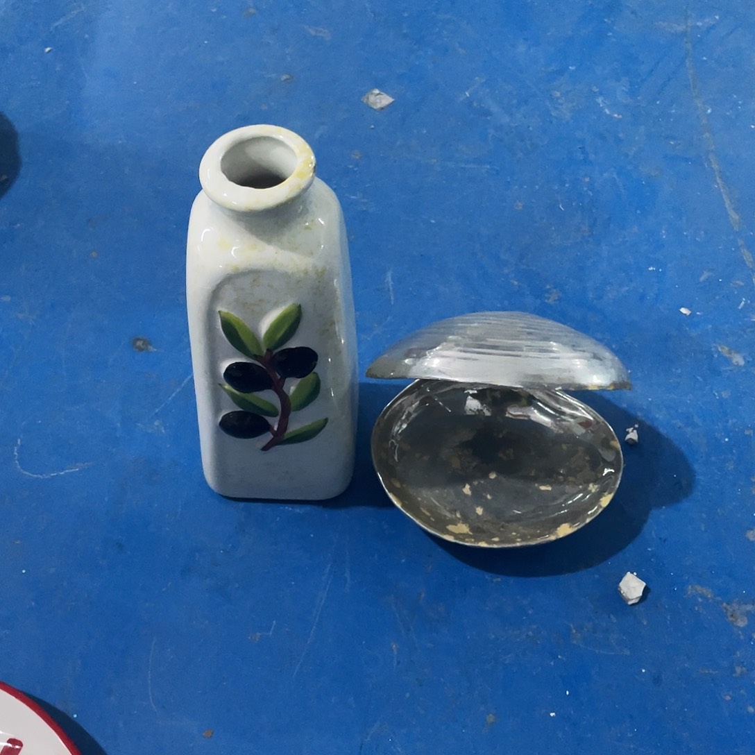 摆件拂*    磕碰。  封釉。      