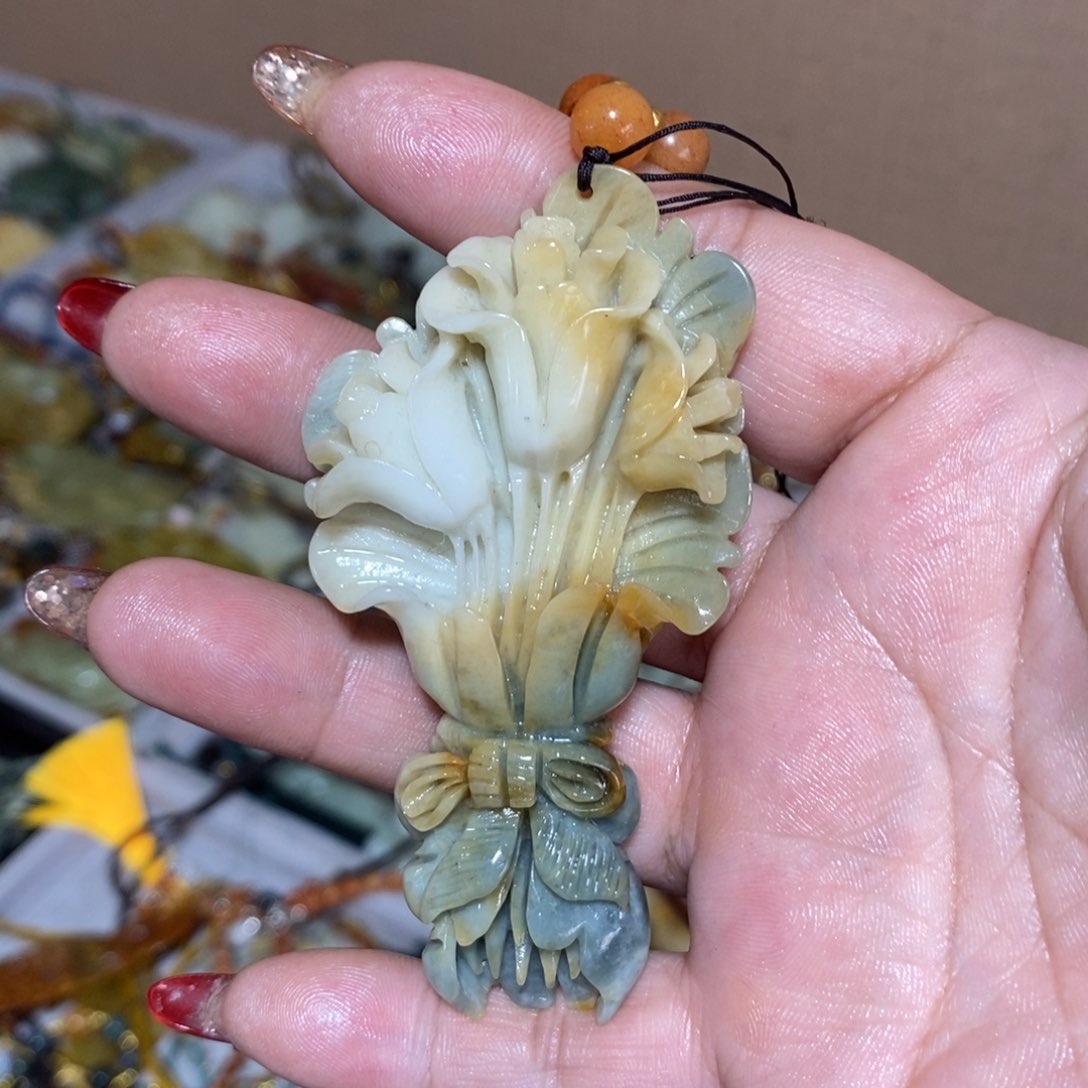 蛇纹石玉颈饰未镶嵌