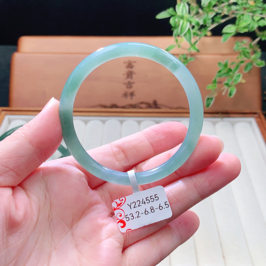 未镶嵌手镯（圆镯）翡翠