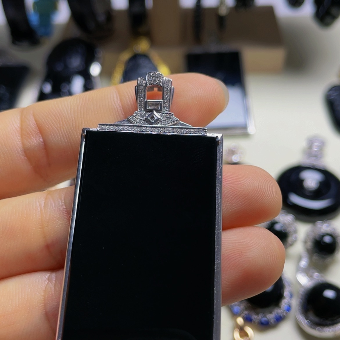 【闪购商品】翡翠颈饰18K金镶嵌有****走