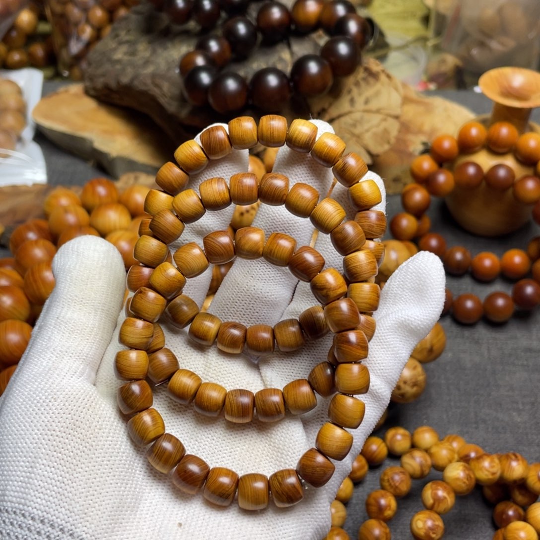 炎***轩柏木（崖柏）0.8干黑油茶料3串