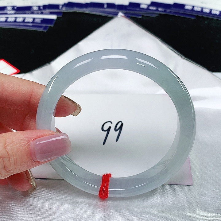 翡翠手镯未镶嵌翡翠手镯未镶嵌