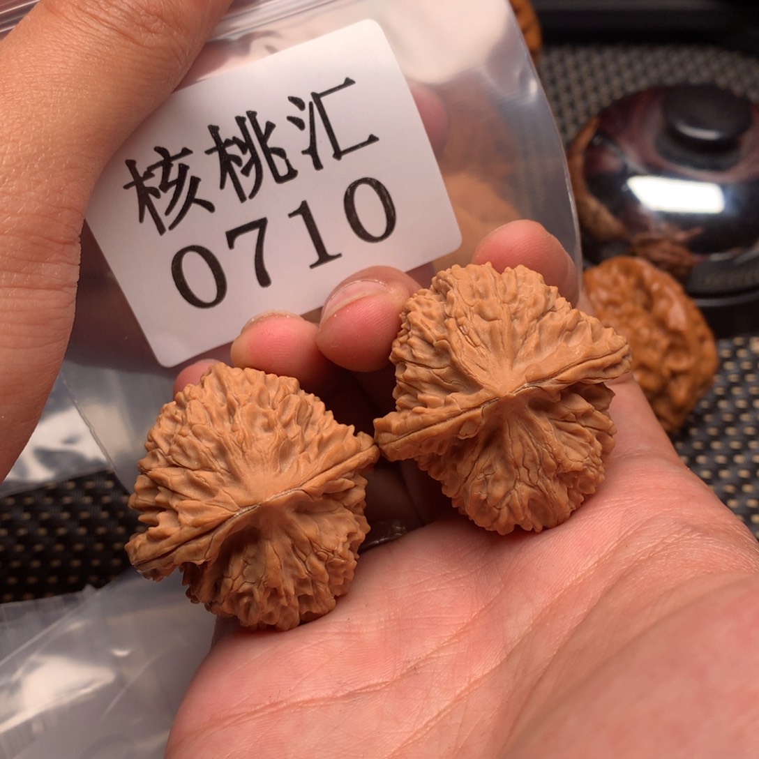 文玩核桃吊坠皇冠40