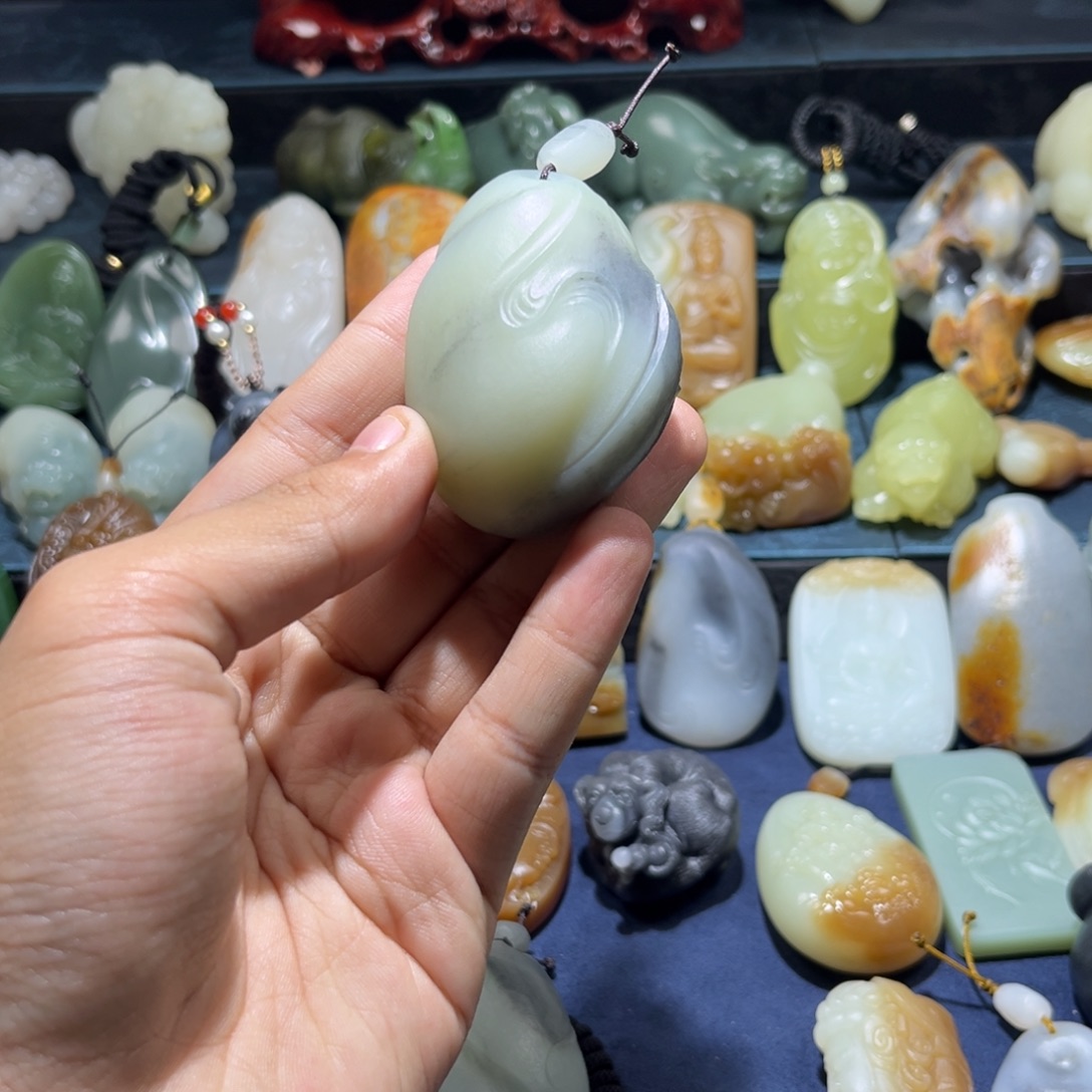 崆***谷和田玉未镶嵌挂件