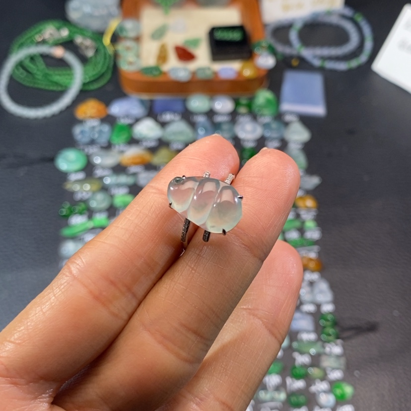 【闪购商品】翡翠挂件18K金镶嵌豆子