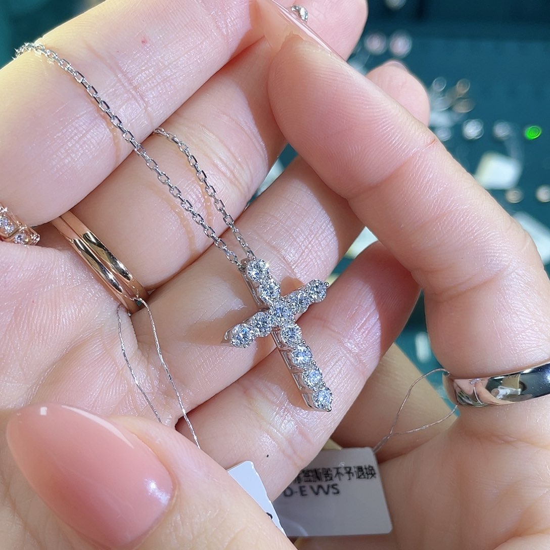 实验室培育钻石铂Pt950镶嵌中号十字架钻石加2.66克素链