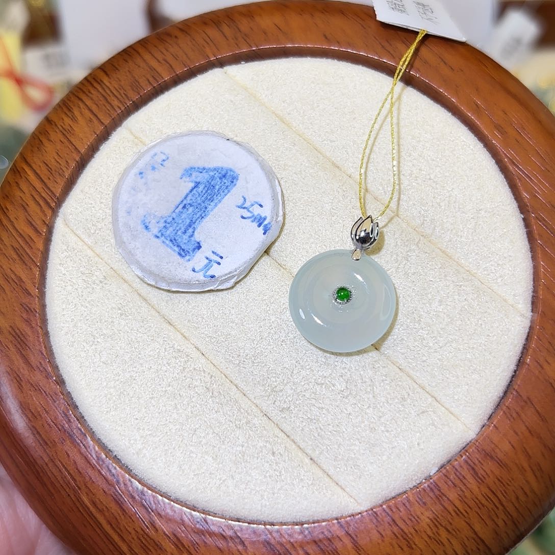 翡翠18K金镶嵌颈饰平安扣