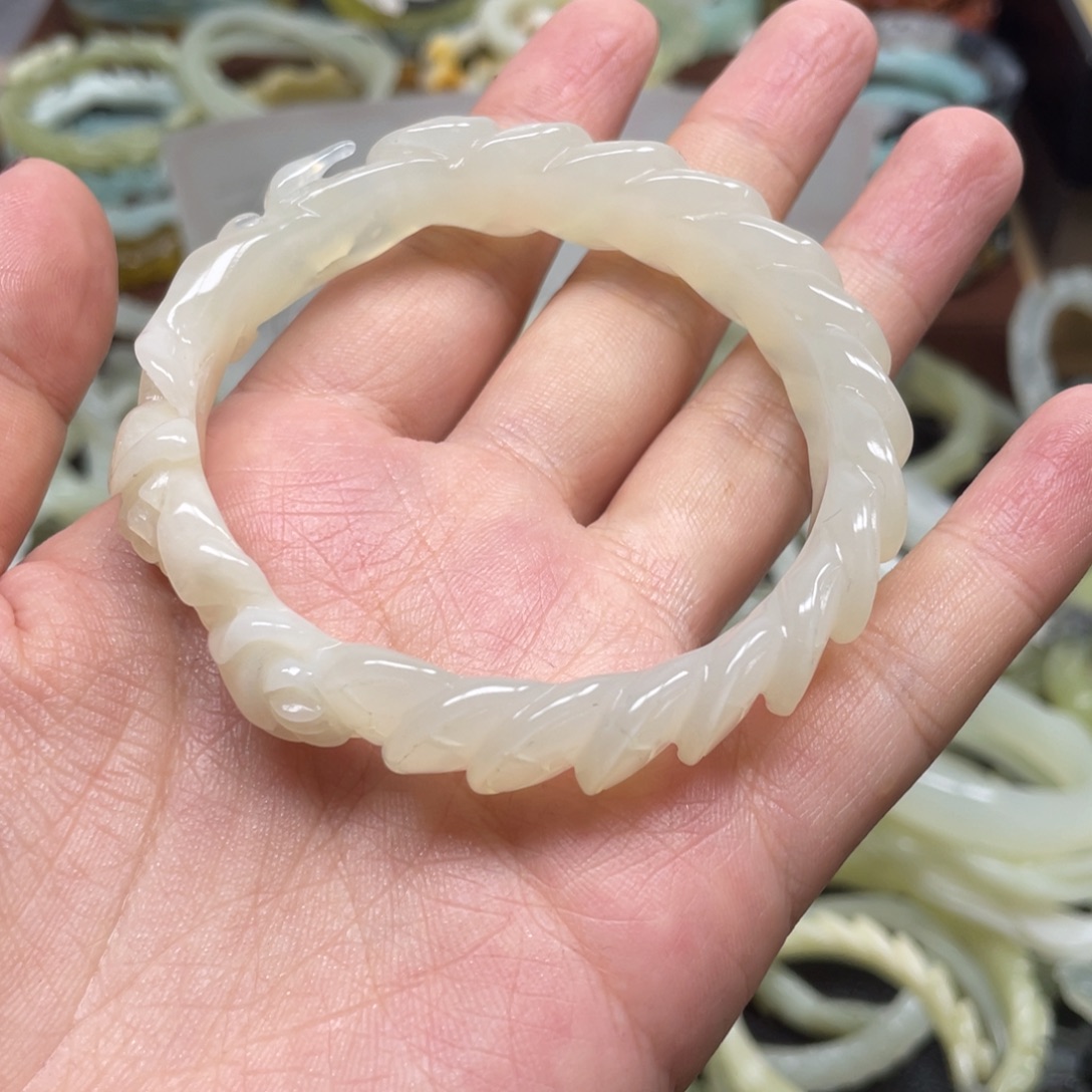 L***r蛇纹石玉未镶嵌手镯