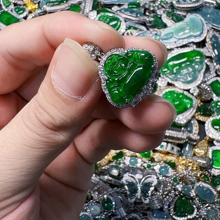 翡翠颈饰未镶嵌天然A货翡翠放漏