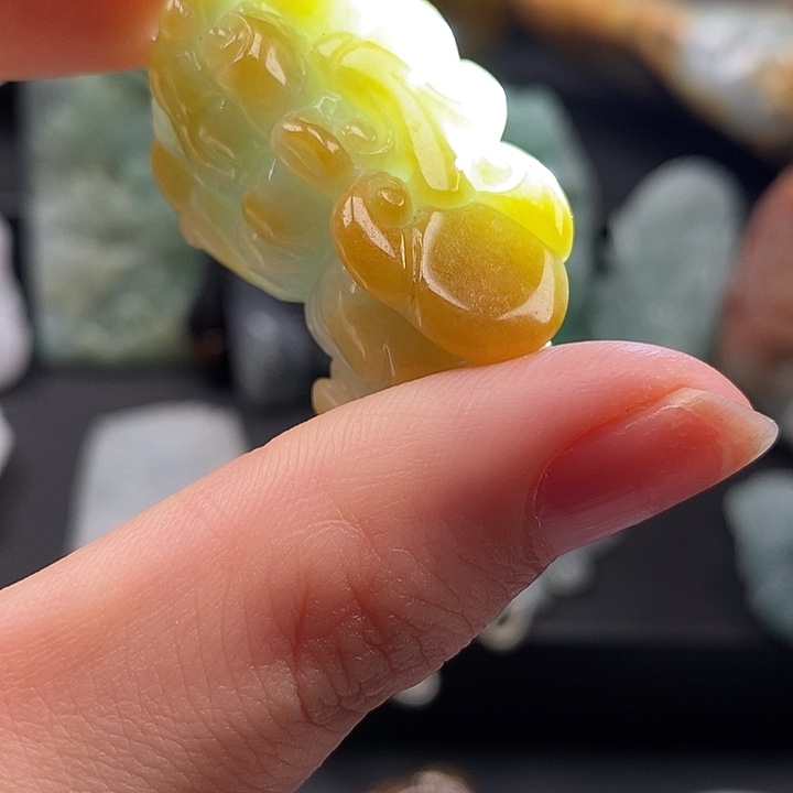 翡翠未镶嵌颈饰翡翠首饰