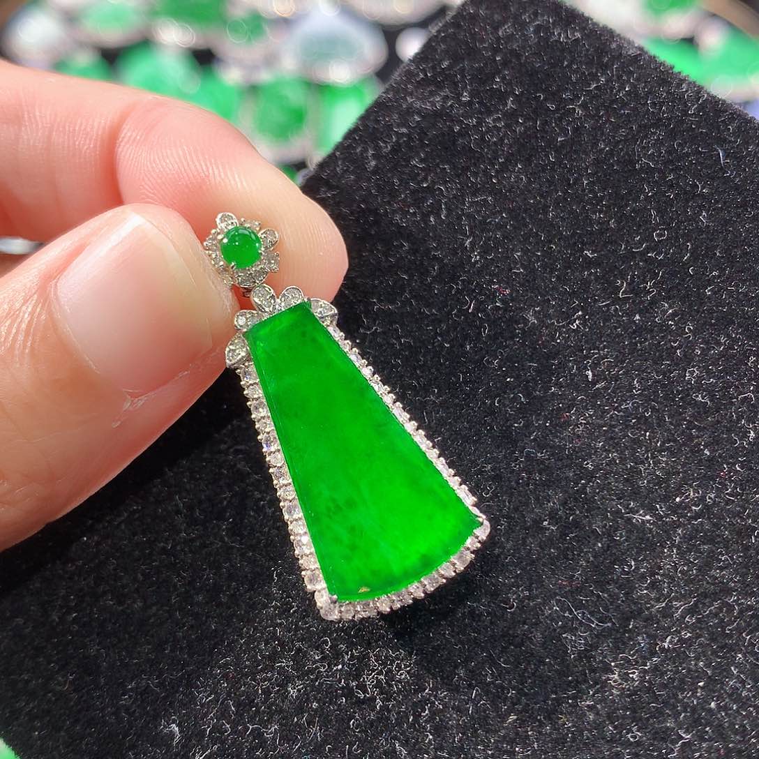 翡翠18K金镶嵌颈饰