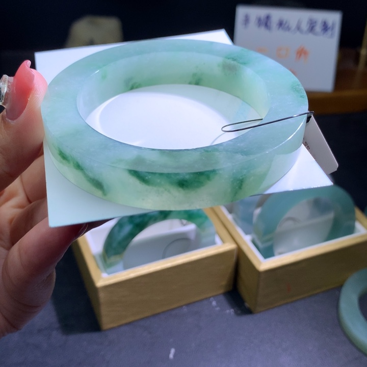 定制翡翠未镶嵌翡翠手镯