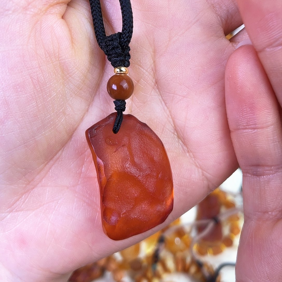 琥珀珠宝奇石未镶嵌。