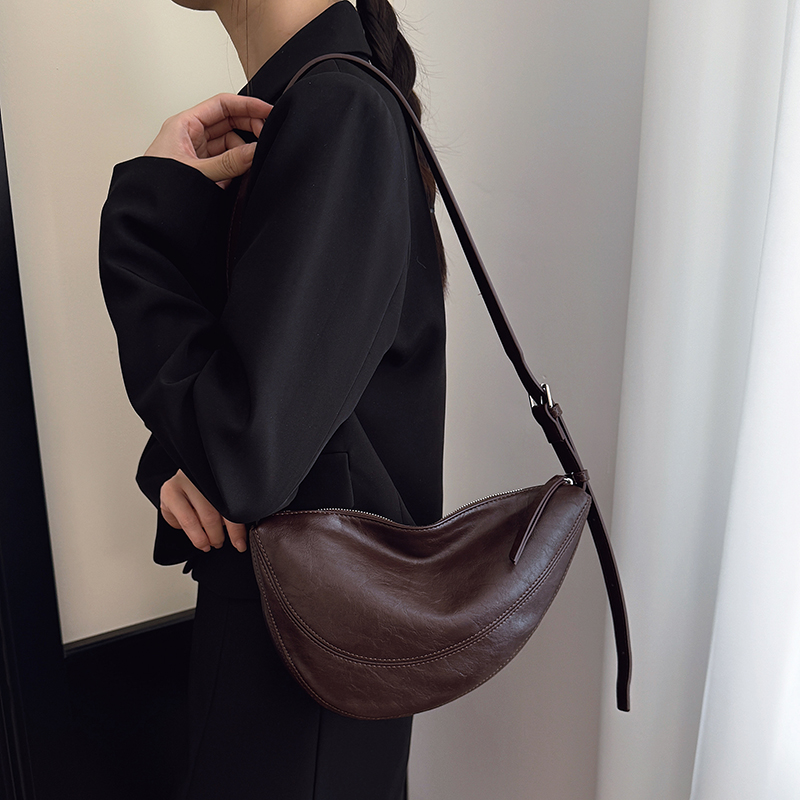 时尚网红斜挎包腋下可调节单肩斜挎ins洋气百搭复古小包包牛角包