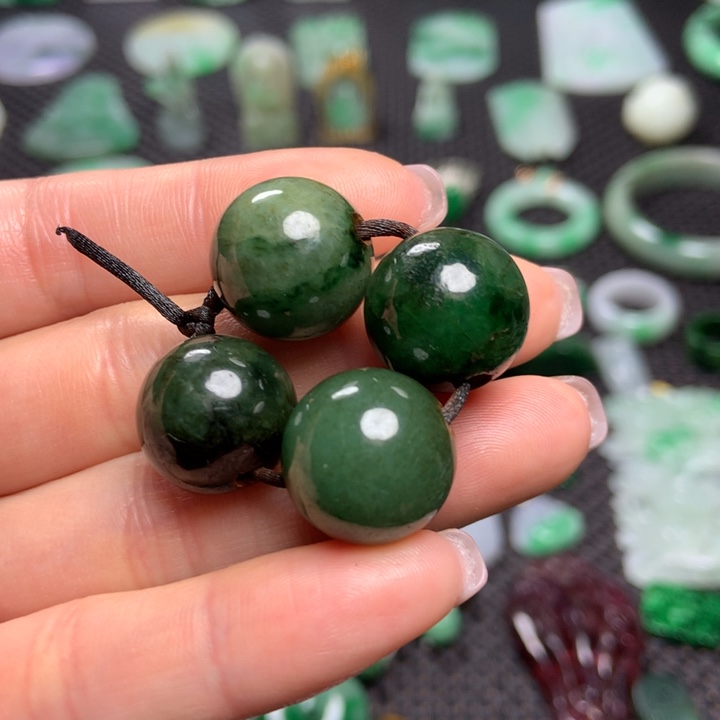 翡翠挂件未镶嵌……