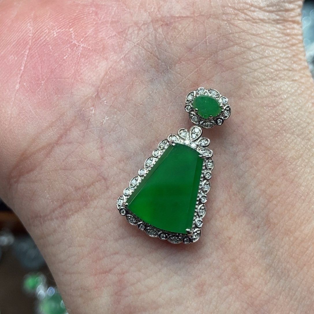 颈饰18K金镶嵌翡翠无事牌