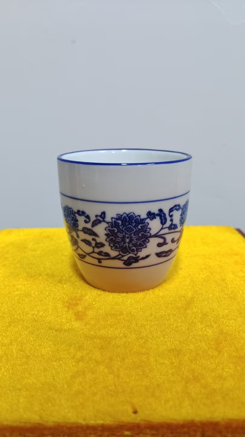 景德镇青花缠枝花卉纹陶瓷小杯子