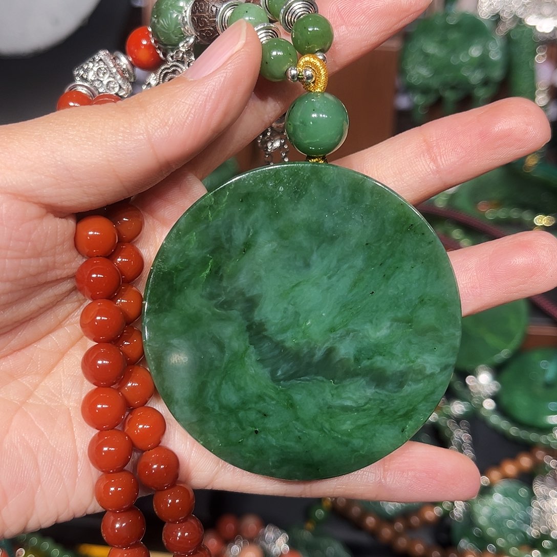 颈饰未镶嵌和田玉（碧玉）小**子