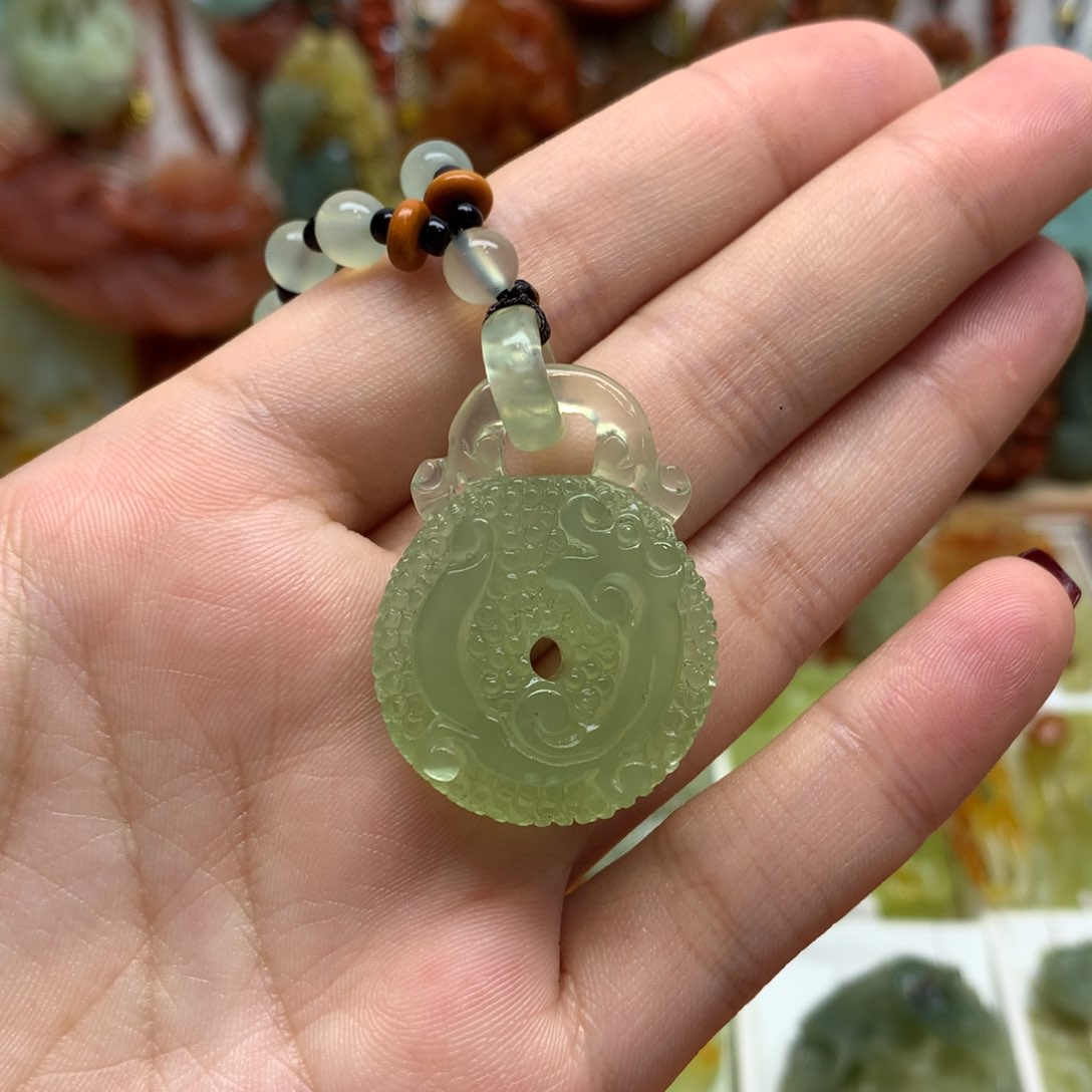 蛇纹石玉颈饰未镶嵌