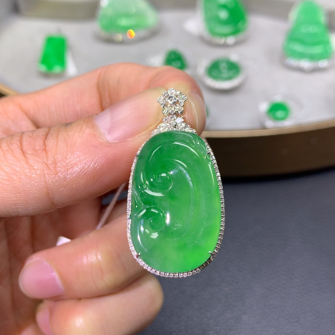 翡翠颈饰18K金镶嵌翡翠