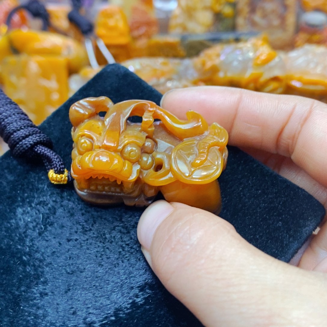 未镶嵌石英质玉（黄龙玉）颈饰