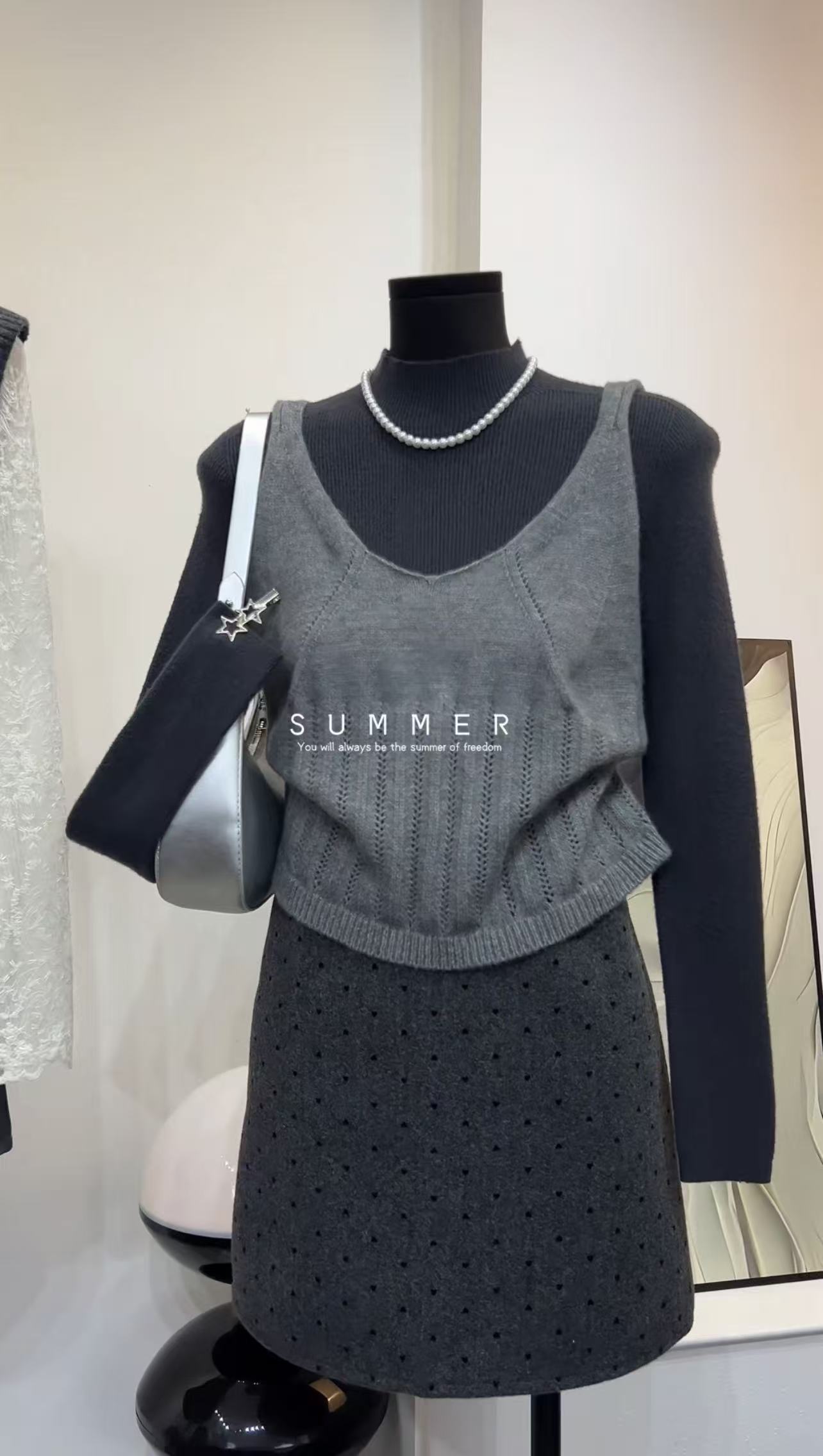 小香风灰色针织马甲背心女秋季2025新款叠穿外搭短款无袖坎肩上衣