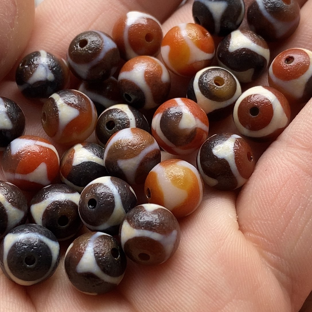 玛瑙/玉髓未镶嵌裸珠红黑牙牙微瑕随机发1颗