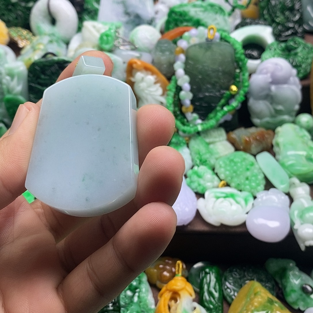 翡翠未镶嵌颈饰无事牌