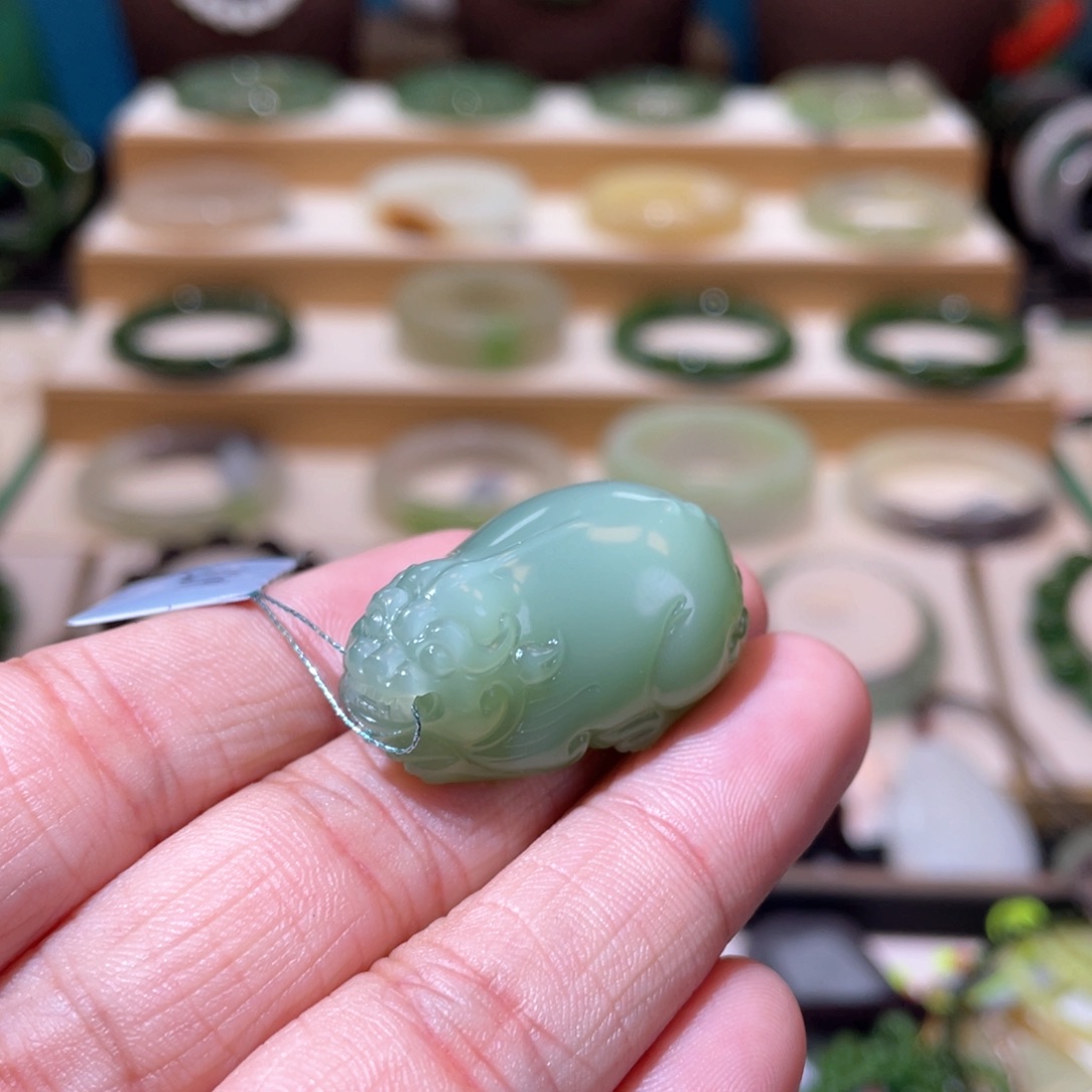 和田玉收藏级碧玉粉青貔貅吊坠未镶嵌