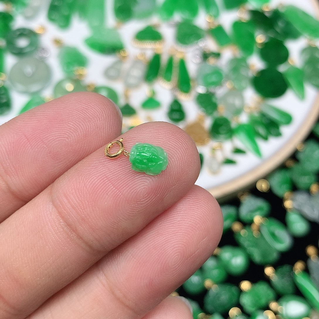 翡翠配石18K金扣 小巧精美飘阳绿迷你小貔貅