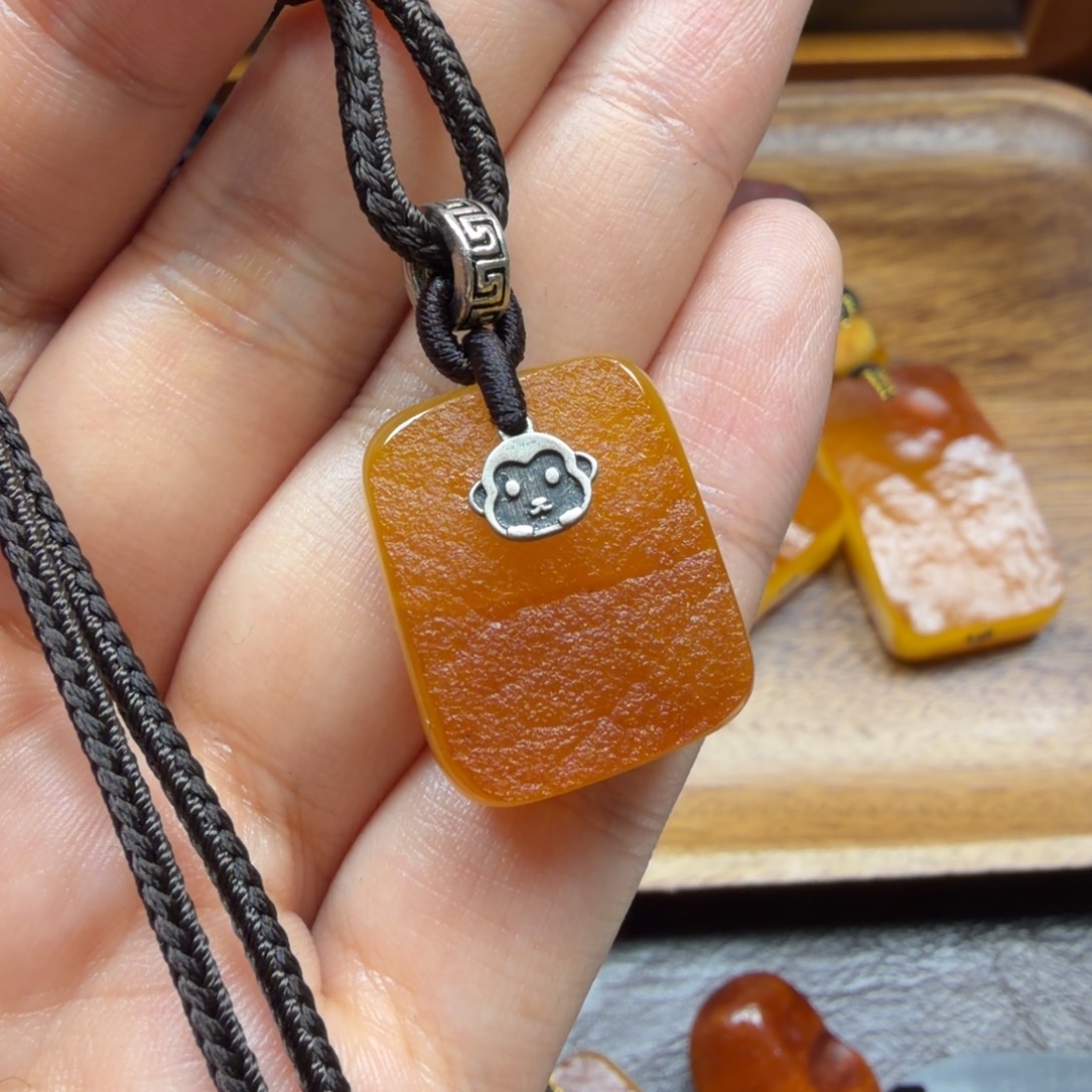 琥珀未镶嵌吊坠(赠链)