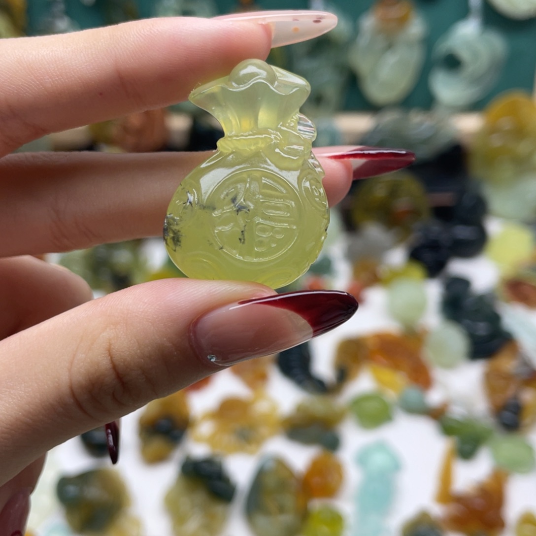 蛇纹石玉颈饰未镶嵌