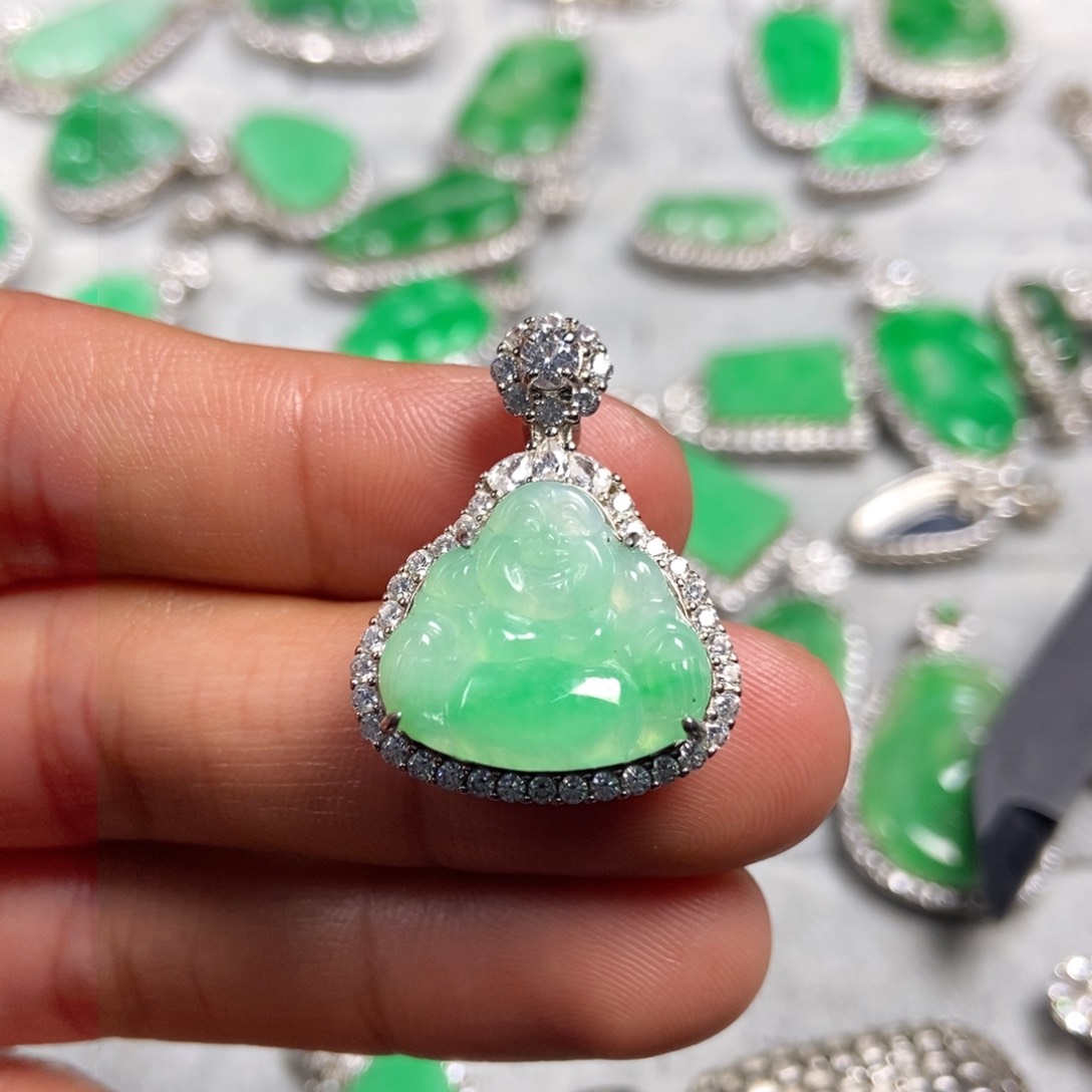 翡翠颈饰未镶嵌佛公