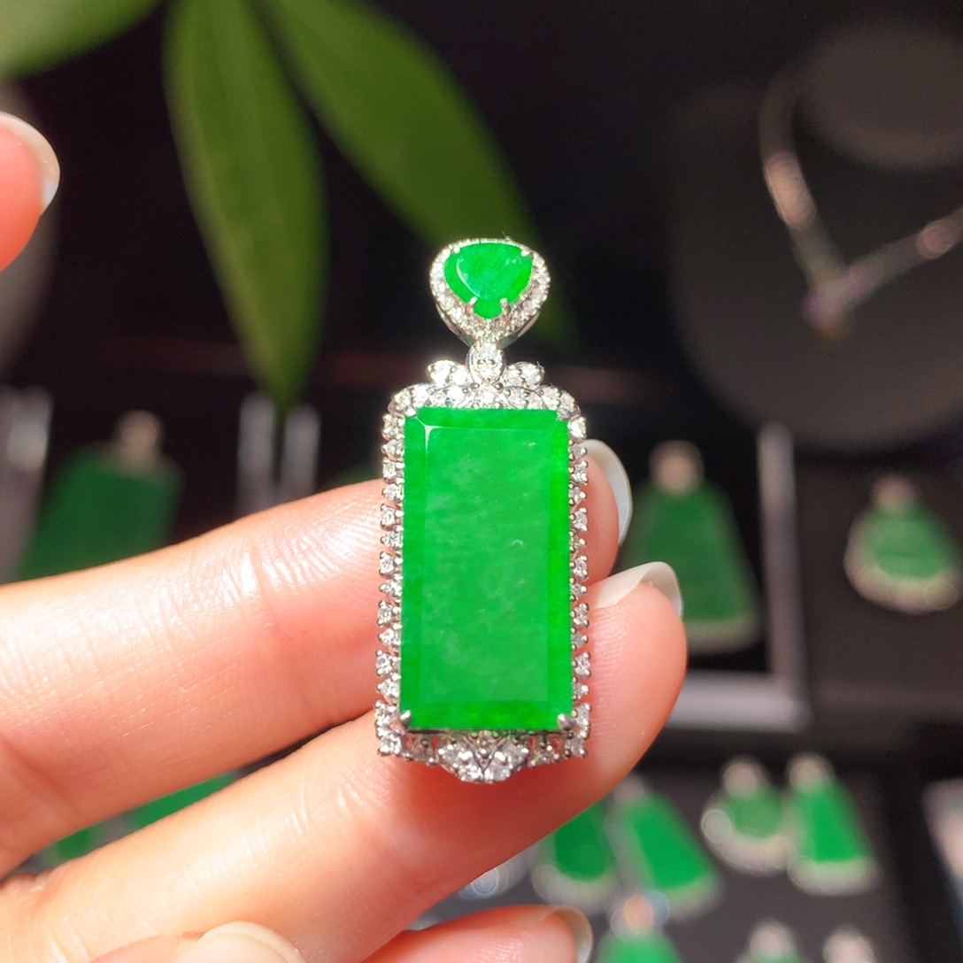 翡翠颈饰18K金镶嵌翡翠