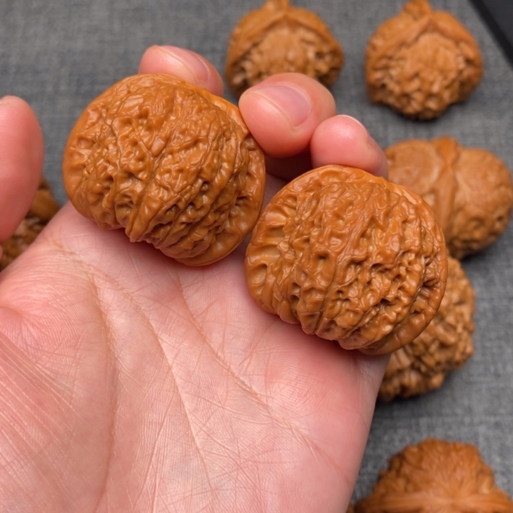 浩***）文玩核桃吊坠浩意37血麒麟