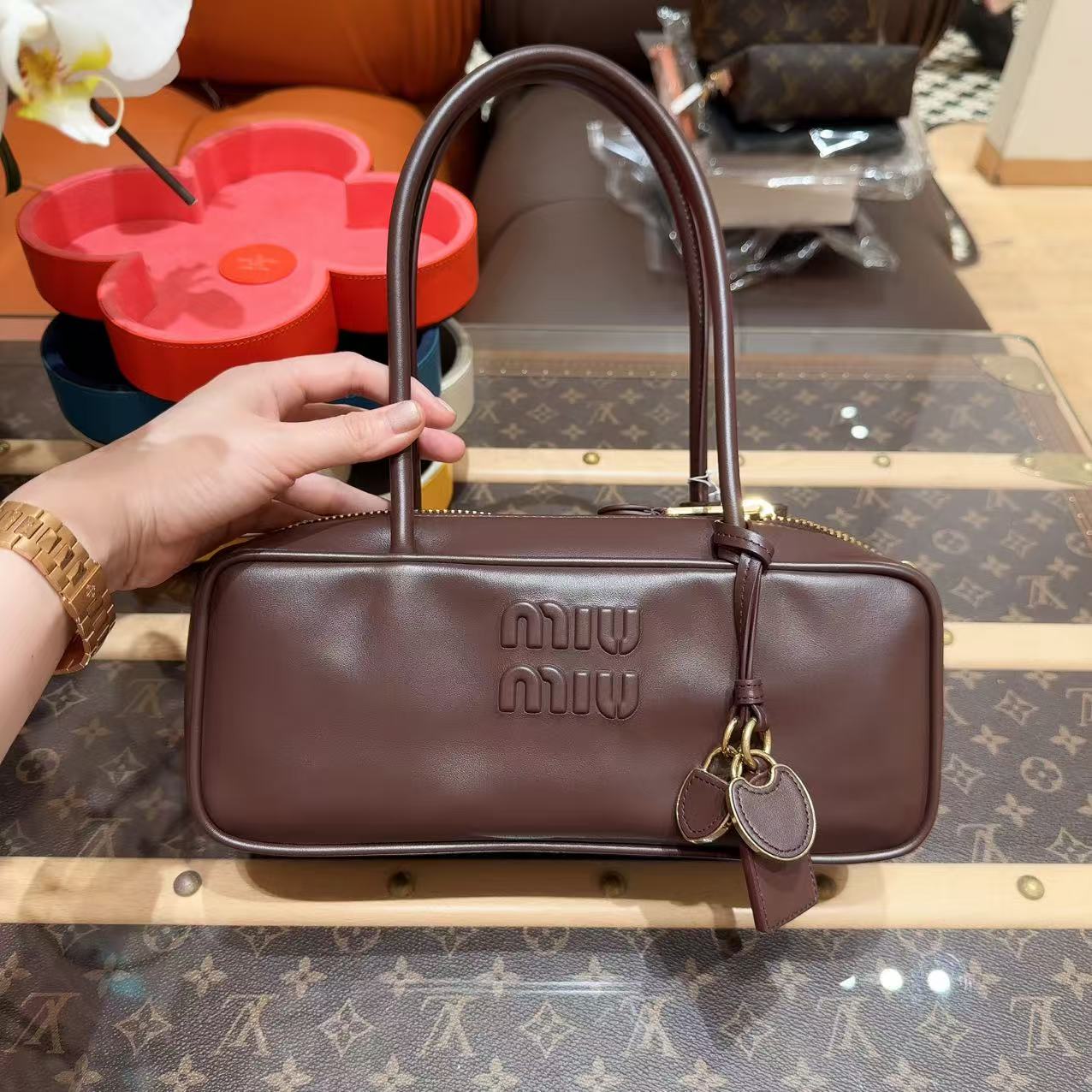 99新 MIU MIU/缪缪 Beau新款金色挂锁石楠木色保龄球包牛皮小号