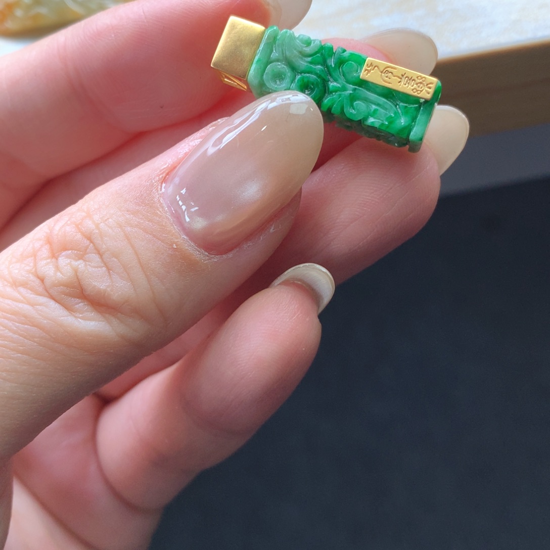 翡翠18K金镶嵌颈饰多样性发一个