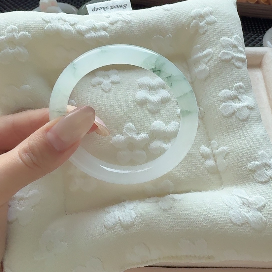 清***月石英质玉（天山翠）未镶嵌手镯