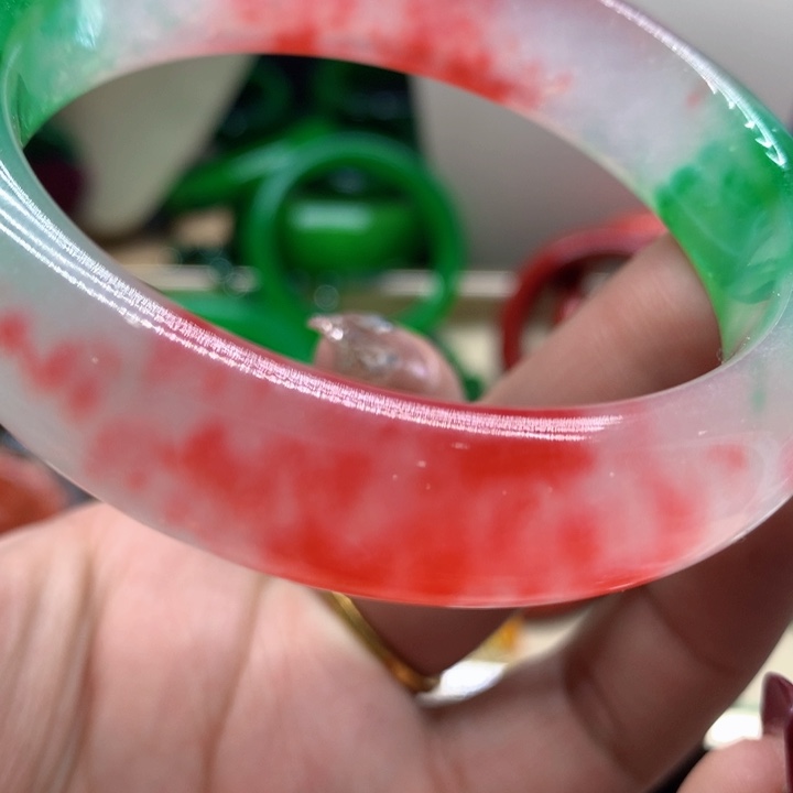 翡翠颈饰未镶嵌手镯