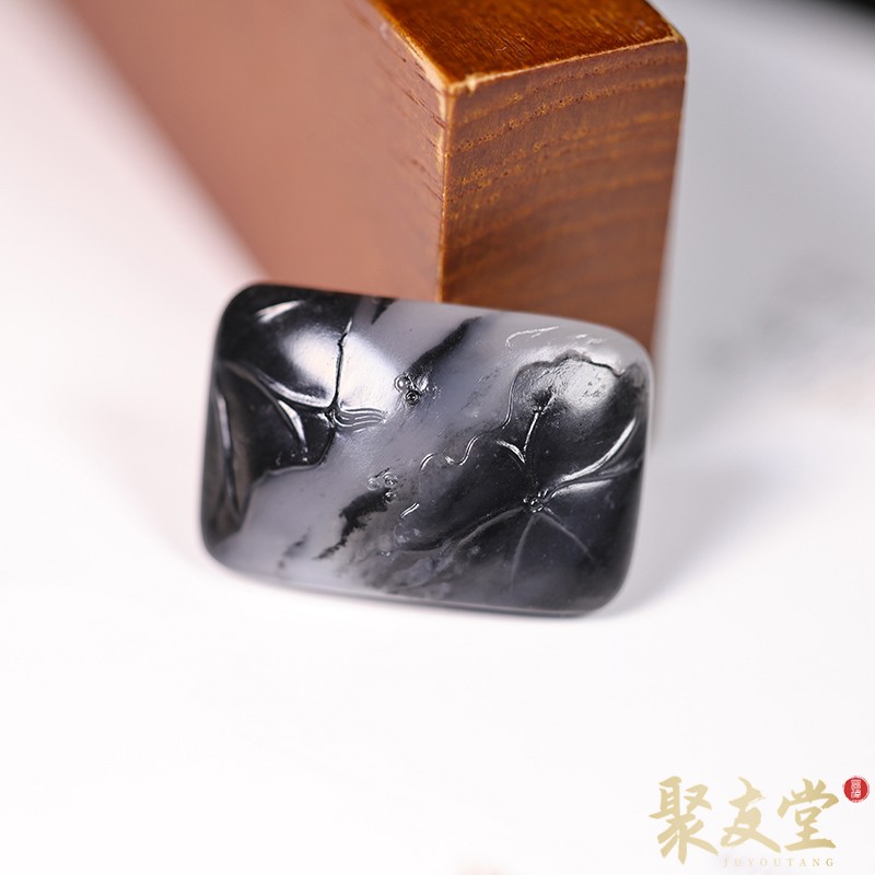 聚友堂王伟玉雕8.6克新疆和田玉籽料青花黑白分明金鱼荷叶手牌
