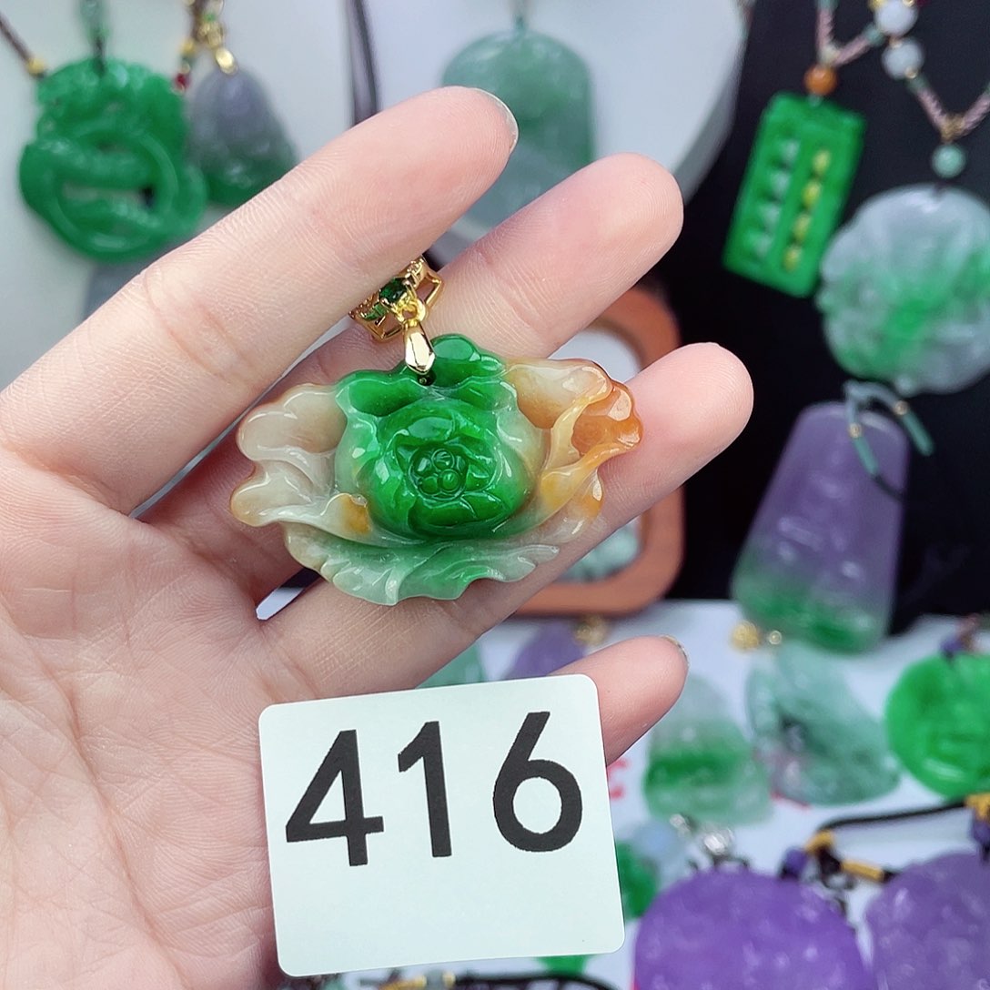 翡翠未镶嵌吊坠(赠链)