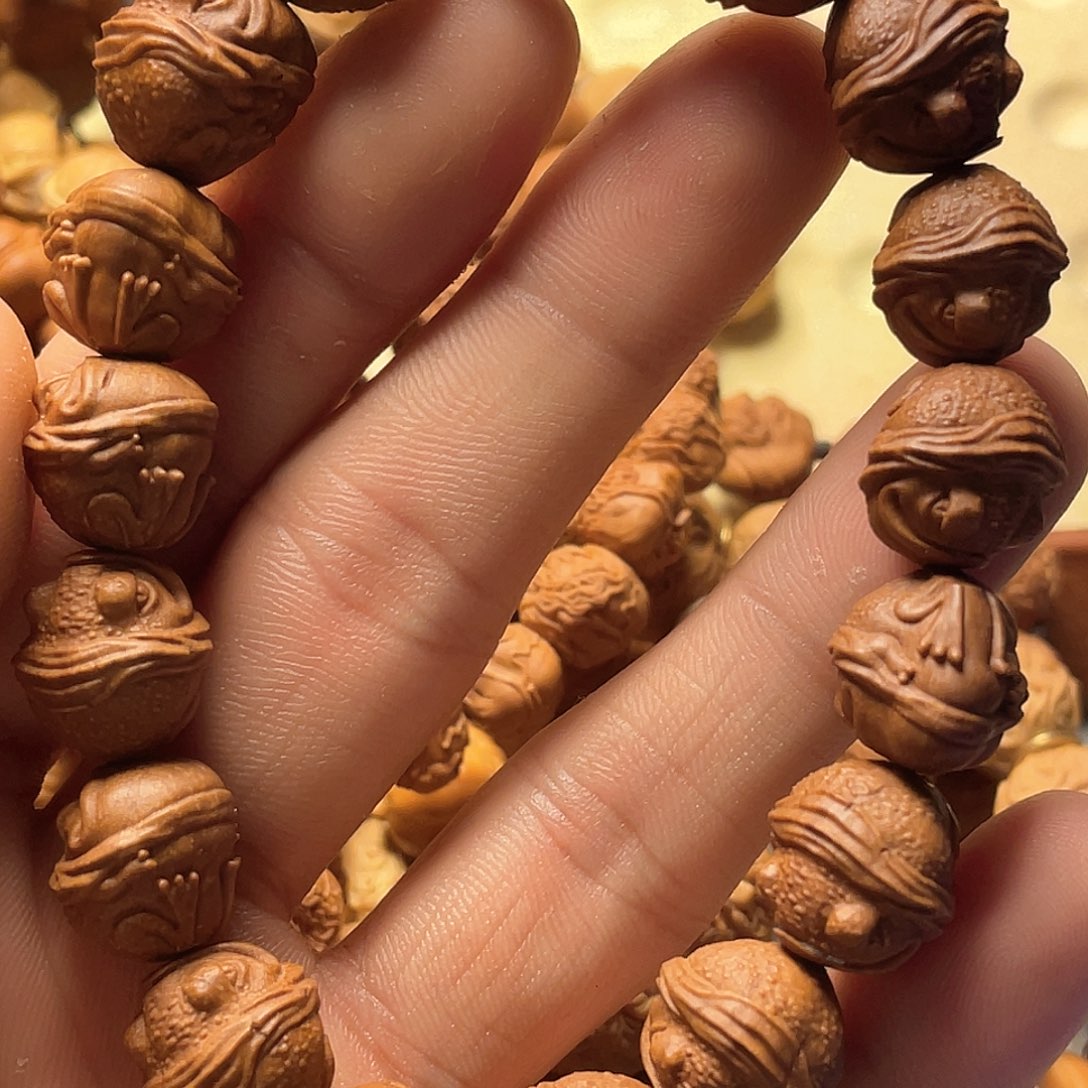 龙纹桃核雕刻呱呱来财