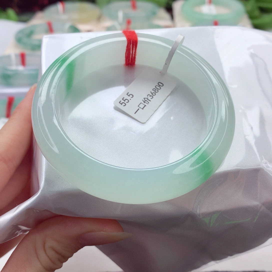 翡翠手镯未镶嵌小小