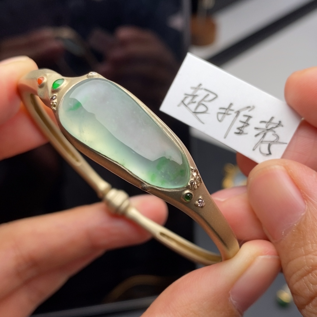 翡翠18K金镶嵌手镯冰飘花手镯