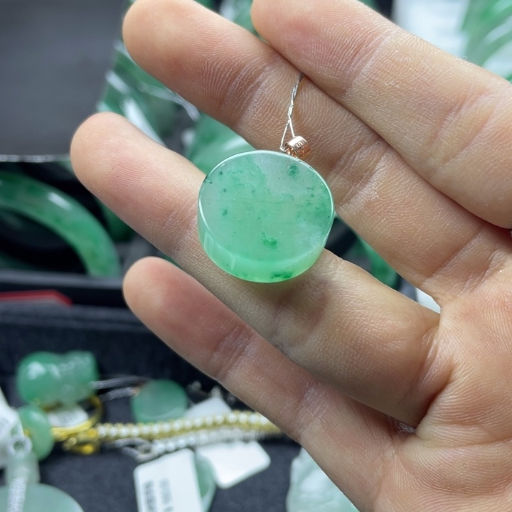 石英质玉颈饰合金小****?